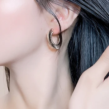 Naguban trak C-oblikovani kovinski obroč uhani osebnost pretirana modni trgovini uhani